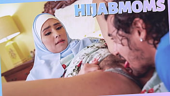 Ibu Tiri Arab Berusaha Menghapus Foto Mesum Dirinya Yang Lagi Asyik Main Jari
