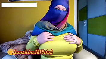 Gadis Muslim Berhijab Arab Dengan Payudara Besar Rekam Diri Di Kamera Tanggal 2 November
