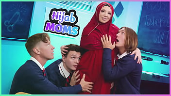 Perempuan Berhijab Asli Melayani Tiga Laki-laki Sekaligus