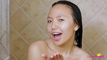 Gadis Asia Seksi Mandi Dengan Sensual