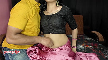 माँ ने अपने जवान बेटे की लंड चूसकर और चुदाई करके अपनी गीली चूत की प्यास बुझाई, जिसकी आवाज़ साफ सुनाई दे रही थी।