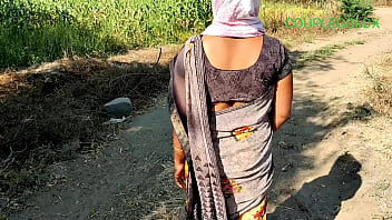 एक गर्म औरत खेत की ओर जाते हुए, उसके कामुक चाल से मेरा लंड खड़ा हो गया