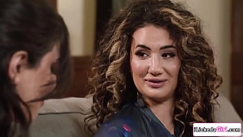 Sensasi Lesbian Arab Bergairah, Payudara Besar Menggoda Dan Wajah Terhimpit Dalam Kenikmatan Ekstrem