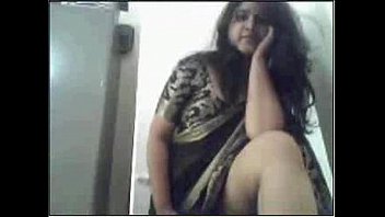 Tante India Melepas Pakaian Dengan Penuh Gairah