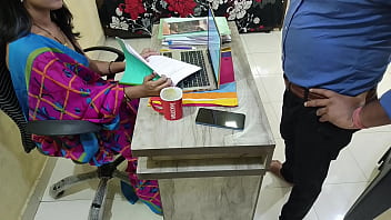 Nyonya India Panas Digoyang Habis-habisan Oleh Office Boy Di Kantor Dengan Audio Hindi Menggairahkan