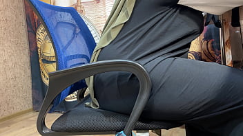 Perempuan Berhijab Merangsang Diri Sendiri Lewat Celana Dalam Saat Bekerja