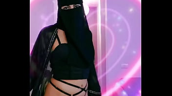 Gadis Arab Berhijab Dengan Gaya Yang Menggoda
