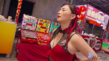 Gadis Tionghoa Mio Digitu Di Tengah Keramaian Pasar Malam.