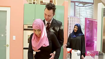 Anak Tiri Berjilbab Yang Tertekan Akhirnya Menikmati Kontol Ayah Tirinya