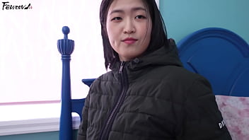 Pacar Korea Berpayudara Besar Berperan Dengan Stoking Hitam Yang Menggoda