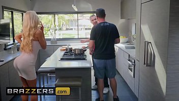 Kisah Nyata Istri – (courtney Taylor, Keiran Lee) – Courtney Memberikan Bantuan Dengan Tangannya Yang Menggoda – Brazzers