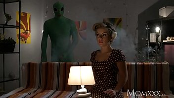 Ibu Rumah Tangga Kesepian Dihardik Alien Di Halloween