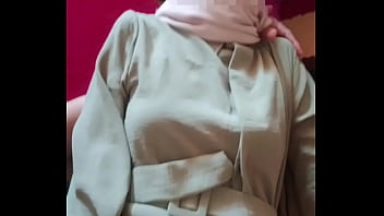 Adik Tiri Berhijab Dibikin Meringkuk Saat Lebaran