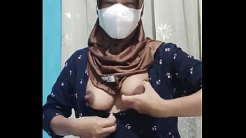 Gadis Berhijab Manis Menggoda Diri Sendiri Saat Rumah Sepi Dan Sunyi