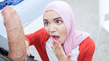Adik Tiri Berhijab Rela Lakukan Apa Saja Demi Investasi Kakak Tirinya – Hijablust