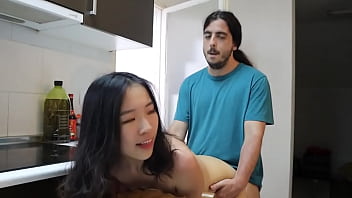 留学美女饥渴难耐，趁男友外出与洋炮厨房激战，粗大肉棒无套狂插嫩穴内射不停。