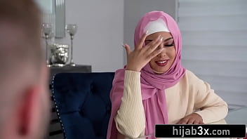 Gadis Muslim Mungil Berhijab Tapi Tetap Hot Bercinta