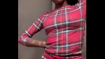 Gadis Asia Menggoyangkan Bokong Montoknya Yang Ranum Sambil Live Di Instagram, Mengikuti Irama Lagu Barunya Dengan Gerakan Mulut Yang Menggoda