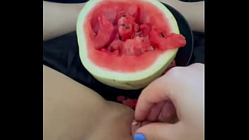 Video Porno Arab Panjang 2025: Masturbasi Ekstrem Dengan Semangka Di Los Angeles, Gadis Amatir Saudi Bereksperimen Dengan Buah Di Vagina Sempitnya