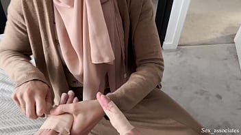 Ibu Tiri Arab Bantu Putranya Yang Tangannya Patah Dengan Cara Yang Menggairahkan