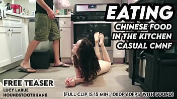 Menikmati Makanan Cina Di Dapur Dengan Wanita Telanjang Dan Pria Berpakaian Santai