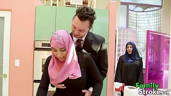 Gadis Arab Tiri Menggoda Dan Menghisap Kontol Keras Kakak Tirinya