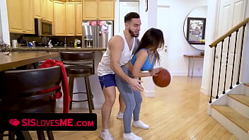 Gadis Brunette Seksi Bergoyang Pantat Montok Minta Bantuan Kakak Tiri Yang Horny Untuk Main Bola Basket