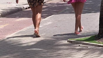 Gadis Manis Nan Seksi Berjalan Ke Pantai Dengan Pantat Menggoda!