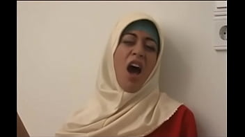 Gadis Arab Berhijab Yang Menggoda Dengan Gairah Tak Tertahankan