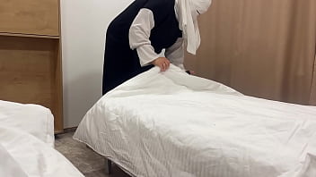 Pelayan Hotel Arab Menggoda Tamu Di Kamar Dengan Memamerkan Celah Mesumnya Yang Menggoda