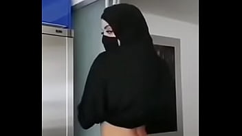 Perempuan Berhijab Montok Dengan Payudara Besar Melakukan Tarian Telanjang Yang Menggoda