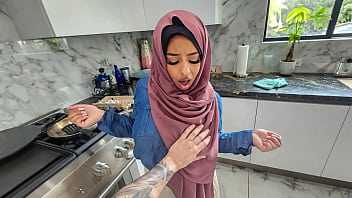 Istri Berhijab Yang Bergairah Ingin Selamatkan Pernikahan Dengan Belajar Memberikan Oral Seks Dan Bicara Kotor