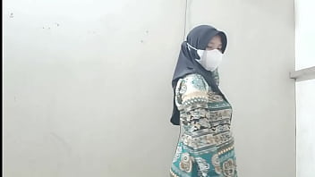 Menggoda Istri Tetangga Yang Kesepian Saat Suaminya Pergi Kerja, Menikmati Tubuhnya Yang Menggairahkan Dengan Penuh Nafsu.