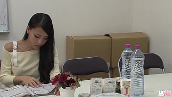 Gadis Jepang Ren Azumi Tersedak Dua Kontol Gede