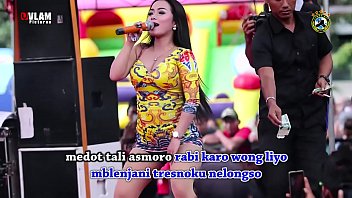 Dua Penyanyi Cantik Menggoyang Panggung Dengan Gerakan Erotis, Dikelilingi Pria Yang Tergoda