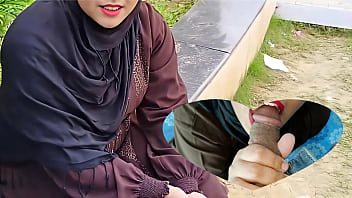 Gadis Berhijab Yang Miskin Terpaksa Menjual Tubuh Untuk Uang Kepada Produser Film Porno