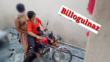 Gowok Panas Digilir Teman Di Atas Motor Dengan Suara Mesra Hindi
