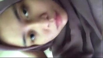 Menggoda Dalam Jilbab: Kisah Sensual Perempuan Mandiri Mengejar Karier