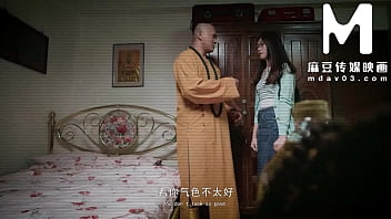 Kepala Biara Shaolin Tiongkok Gunakan Alat Vital Untuk Bantu Umat Perempuan