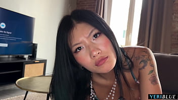 Kakak Tirinya Yang Seksi Ketahuan Lagi Kirim Foto Bugil!