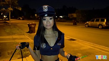 Vina Sky, Remaja Asia Tersesat Dan Dihardiki Di Malam Halloween