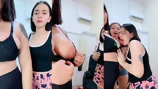 Jilat-jilatan Panas Sampai Bikin Puntung Host Meledak!