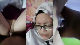 Kacamata Dan Hijab Basah Oleh Rayuan Teman Yang Menggoda