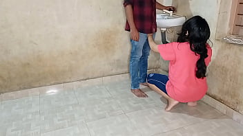 भाभी ने जवान प्लंबर के लंड से अपनी चूत की प्यास बुझाई! हिंदी में गर्मागर्म सेक्स
