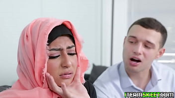 Binky Beaz Membungkuk Dan Membiarkan Tetangga Mesum Itu Menancapkan Kontolnya