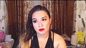 Gadis Brunet Seksi Mengobrol Panas Di Depan Webcam