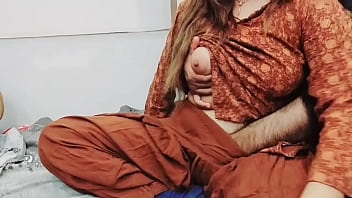 Ibu Tiri Pakistan Ngentot Dubur Di Depan Suami Yang Dikibulin Sambil Potong Sayur Dengan Suara Hindi Yang Panas Dan Menggoda
