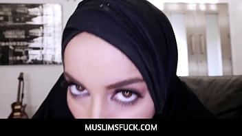 Arab Victoria June Dengan Bibirnya Yang Menggoda, Siap Melayani Hasratmu! Dia Akan Menghisap Kontol Besar Dengan Mulutnya Yang Sempurna Dan Memuaskan Nafsu Birahi Dalam Adegan Panas Ini.