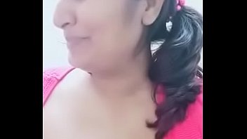 Swathi Naidu Menggoda Dengan Memamerkan Payudaranya Sambil Membagikan Nomor Telepon Untuk Dipanggil