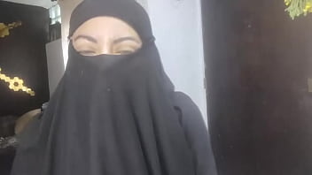 Istri Arab Amatir Yang Sangat Horny Semburkan Airnya Di Atas Niqab Sambil Masturbasi Saat Suami Sedang Sholat